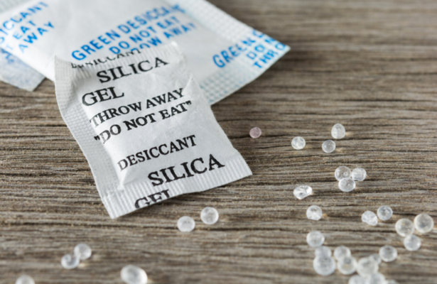 Sử dụng gói hút ẩm trong tủ quần áo