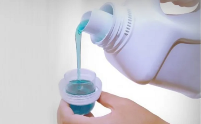 Bước 2: Pha nước giặt làm bền màu áo dài