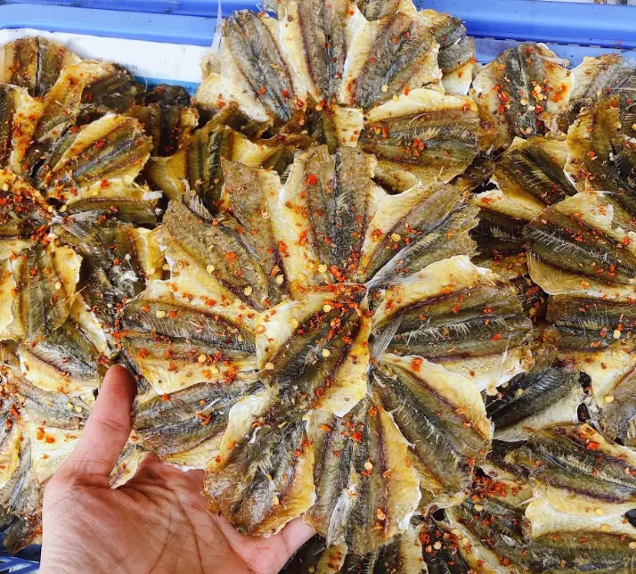 Đem phơi nắng cá chỉ vàng khô