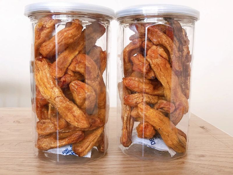 Dùng túi chống ẩm bảo quản chuối sấy