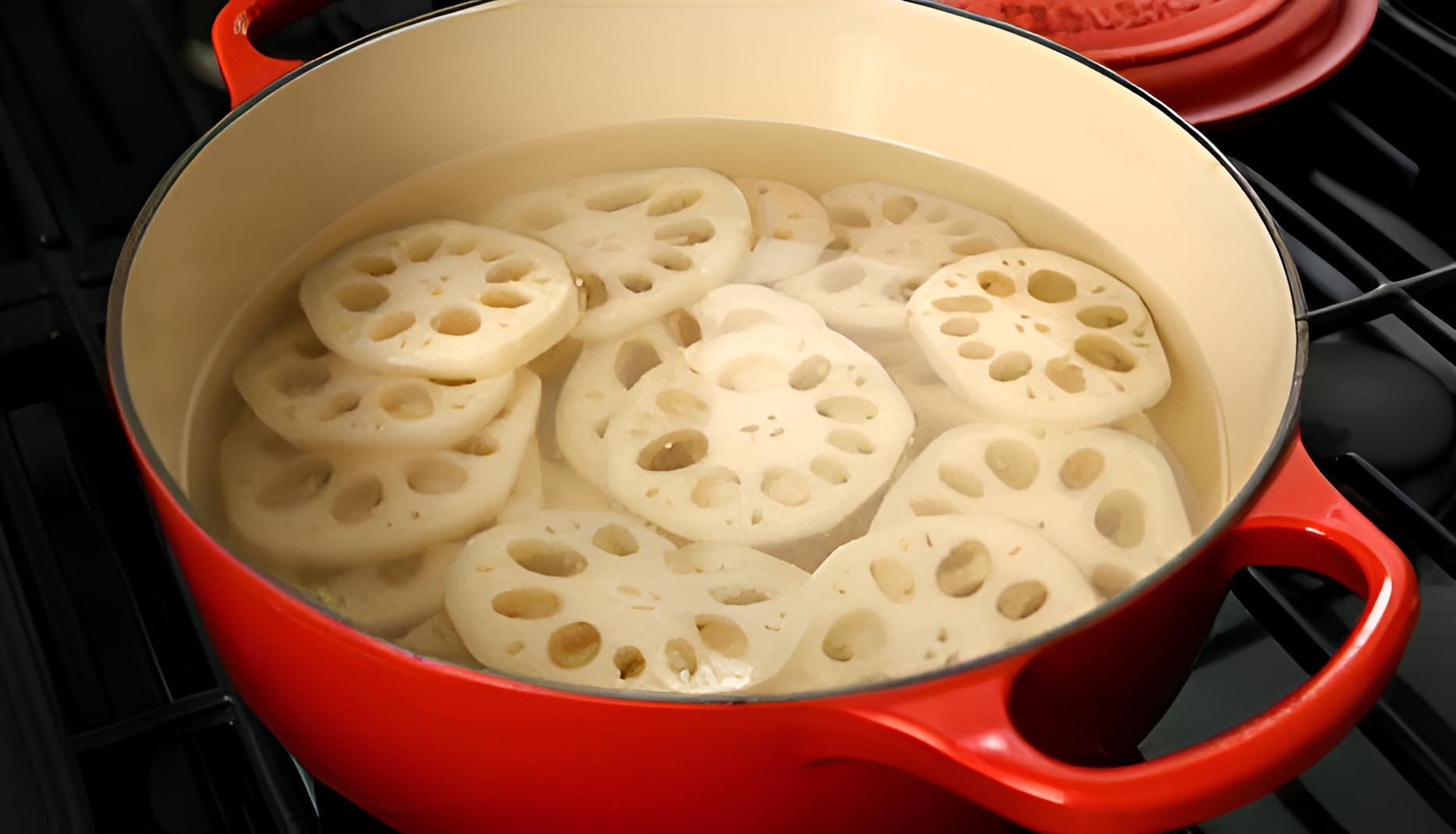 Chần củ sen với nước sôi và đem đi đông lạnh