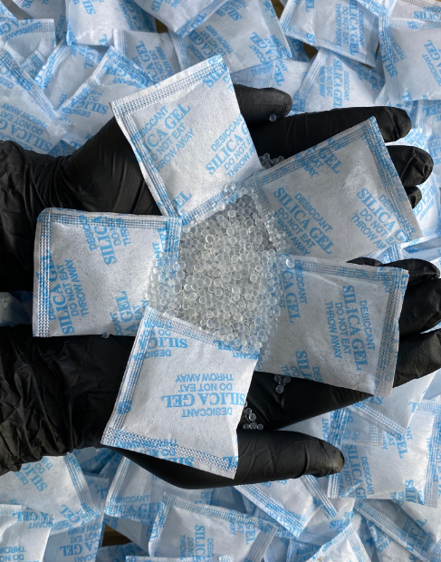 Sử dụng gói hút ẩm tránh ẩm mốc củ sen