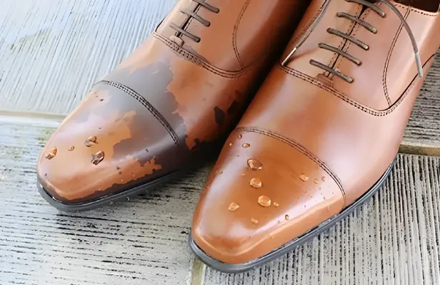 Không giặt giày da với nước, chất tẩy quá mạnh