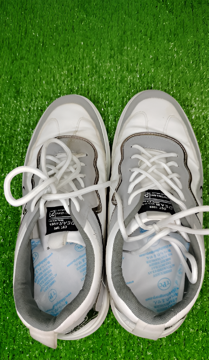 Dùng gói hút ẩm cho giày khỏi bị mốc