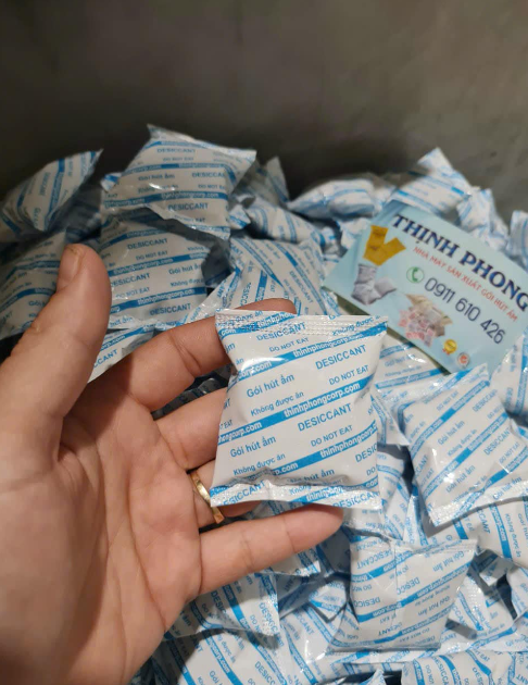 Sử dụng gói hút ẩm thực phẩm tránh ẩm mốc cho tỏi khô