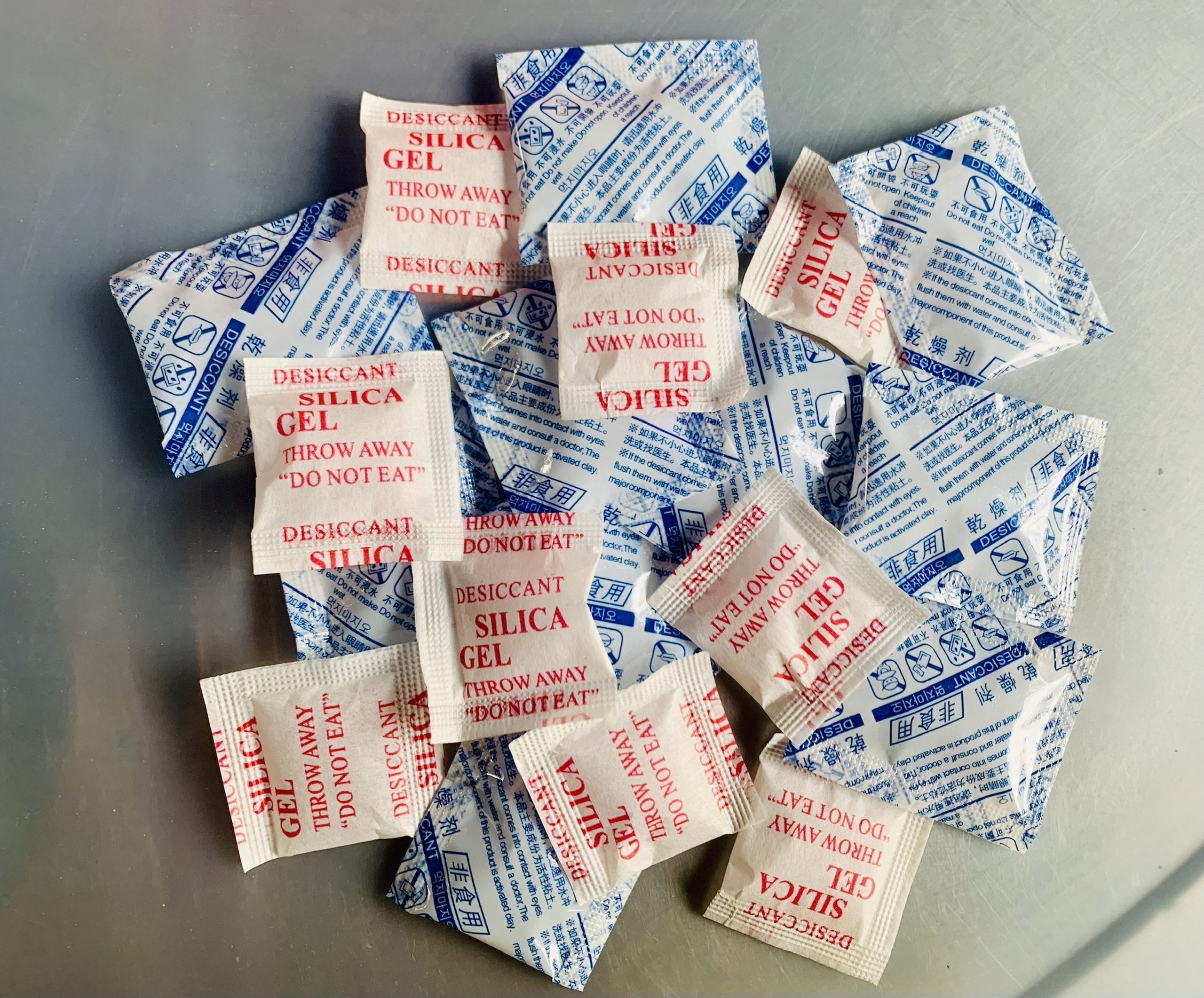 Dùng gói hút ẩm 