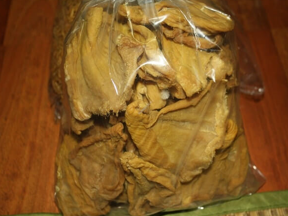 Bảo quản măng khô trong những túi zip kín được hút chân không