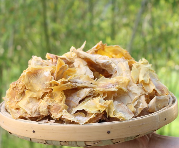 Đem măng khô đi phơi nắng