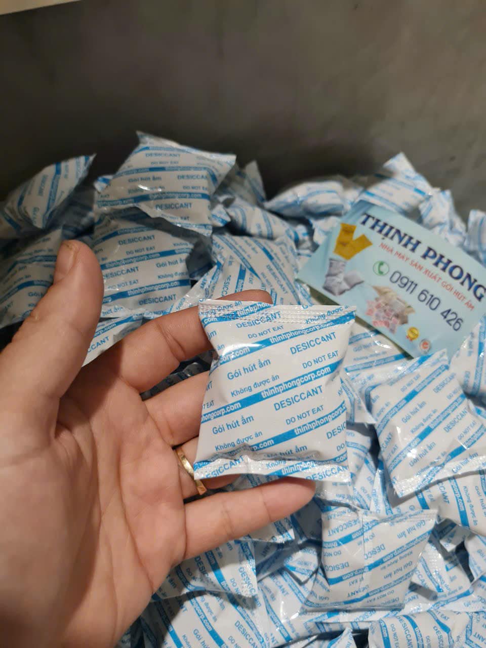 Bảo quản trong túi kín cùng gói hút ẩm