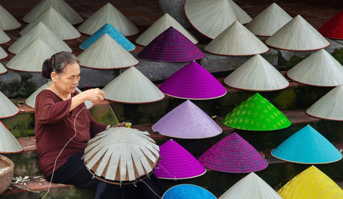 Khi đi mưa xong phải giũ sạch nước trên nón đi