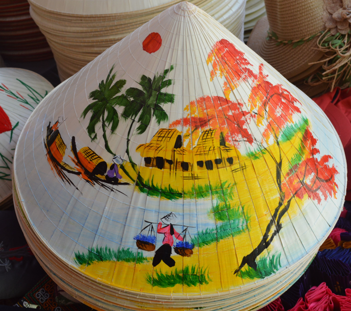 Quét dầu lên nón lá