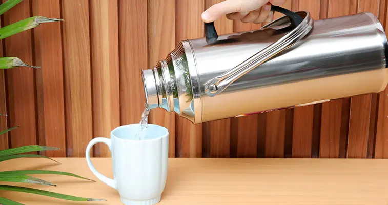 Phích mới mua về không nên đổ nước sôi vào ngay tức thì