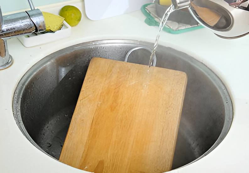 Tráng thớt với nước sôi trước khi sử dụng