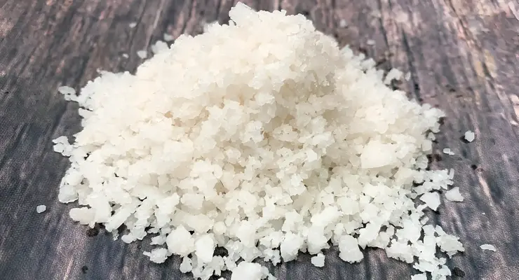 Ngâm thớt gỗ nghiến trong nước muối