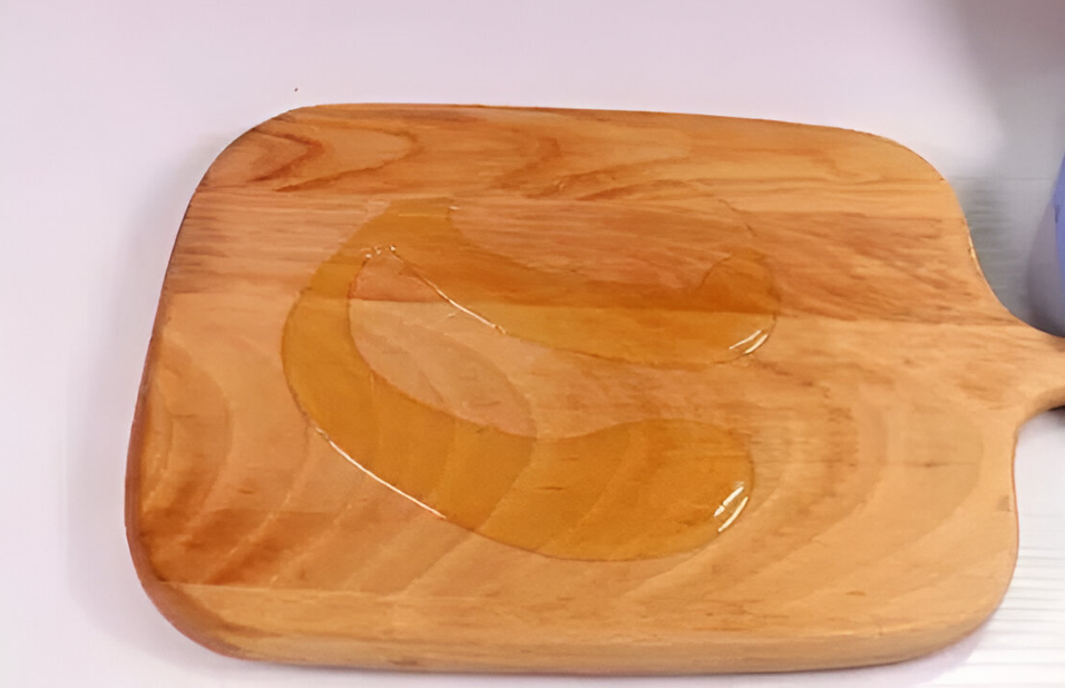 Thoa mỡ lợn đã chiên lên bề mặt thớt nghiến