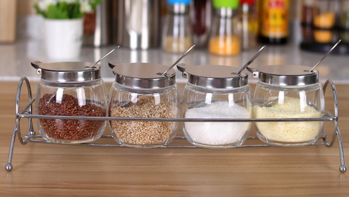 Cất gia vị khô trên giá để gia vị