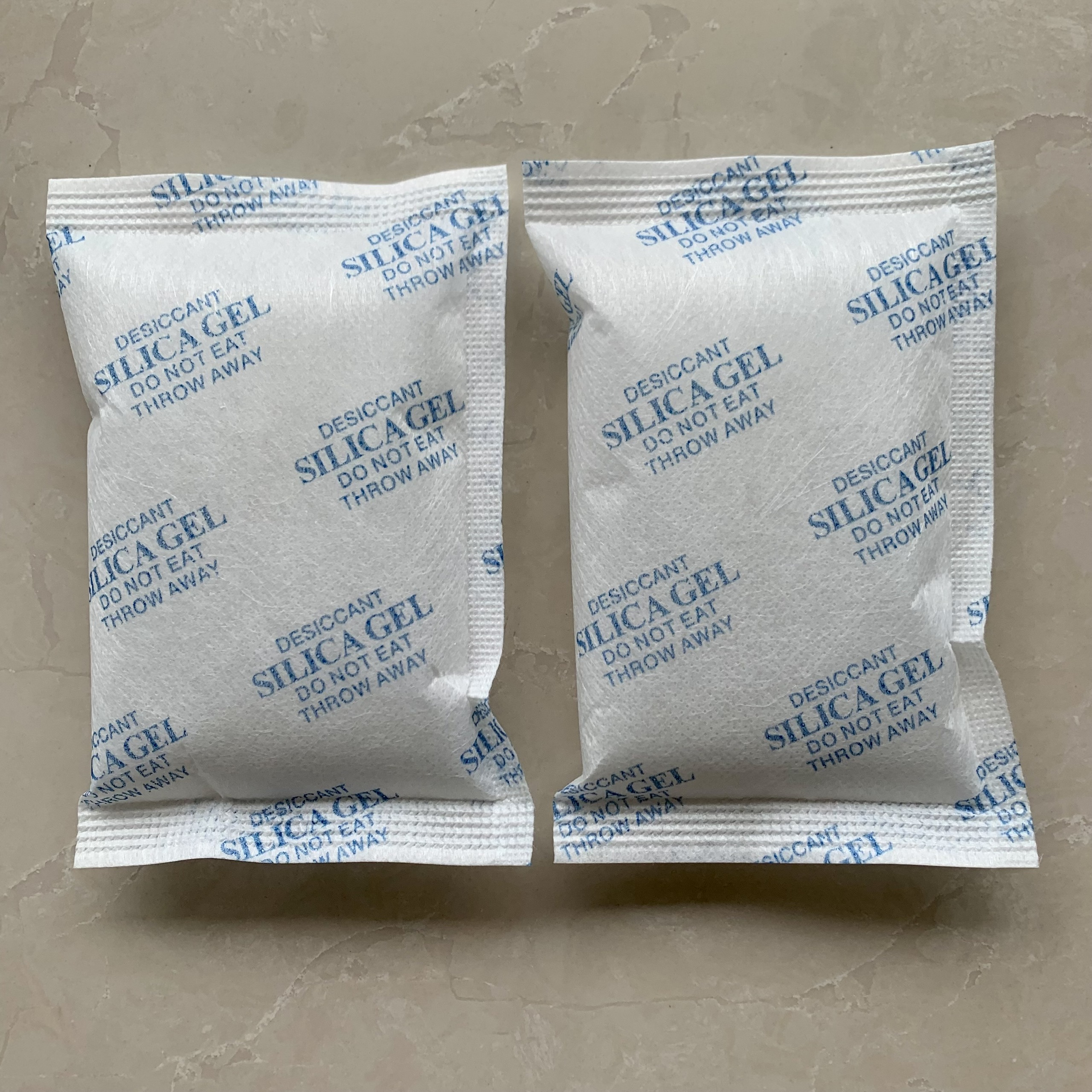 Để gói hạt chống ẩm chung với máy tính