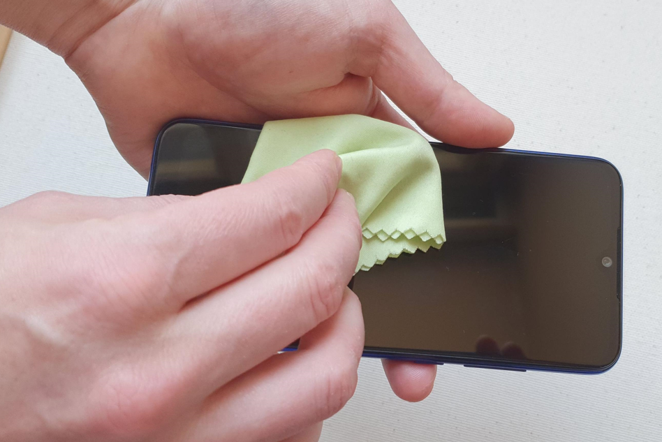 Dùng chất liệu bông để lau máy