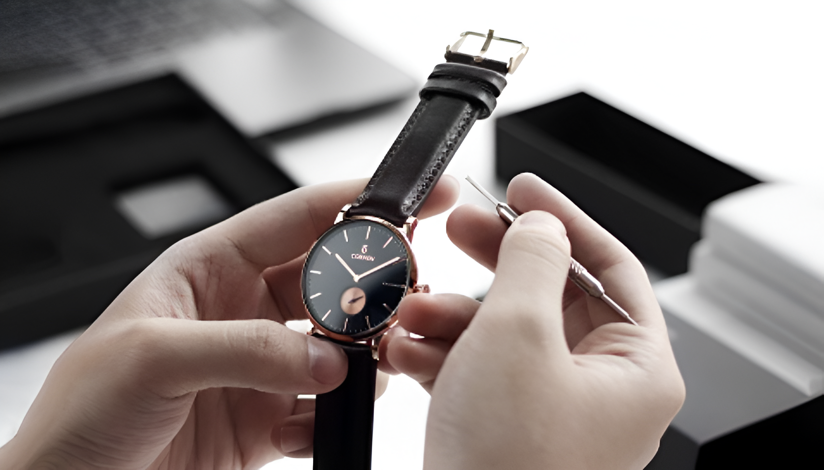 Tháo nắp đồng hồ lau và để khô tự nhiên