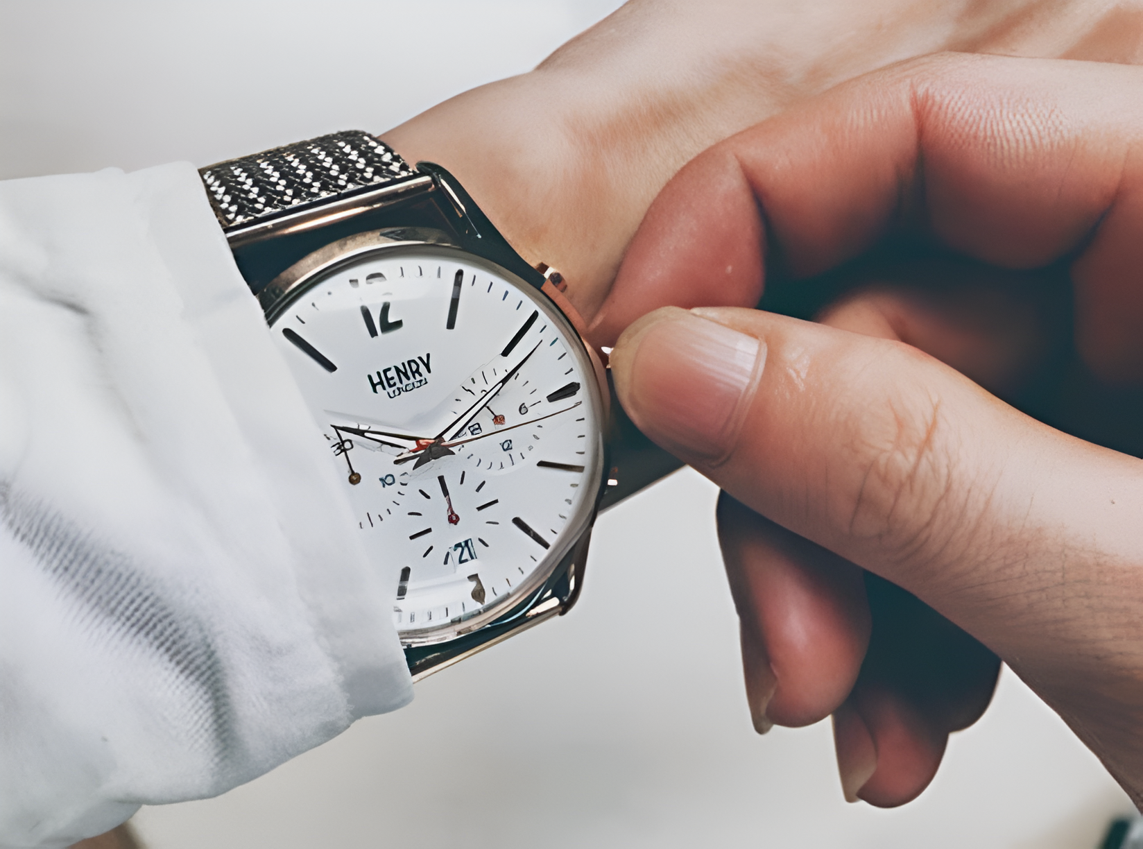 Đeo ngược đồng hồ bị hấp hơi nước