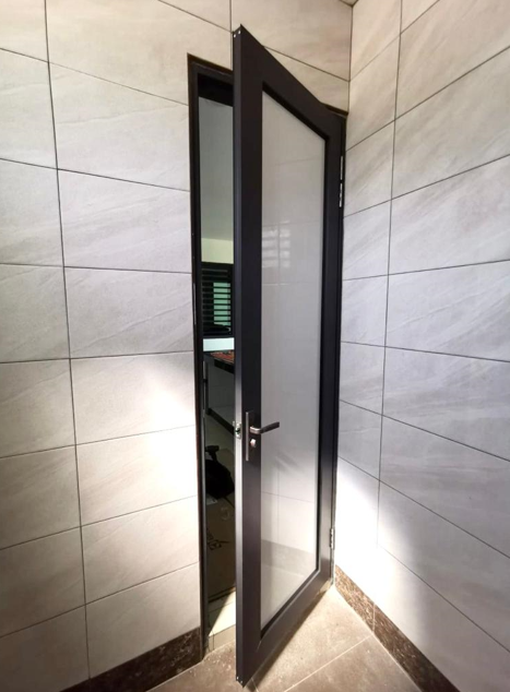 Thường xuyên mở cửa nhà vệ sinh