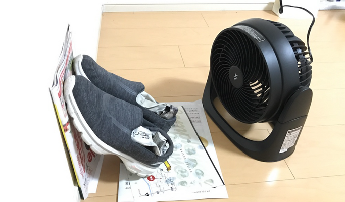 Sử dụng quạt máy hong khô giày