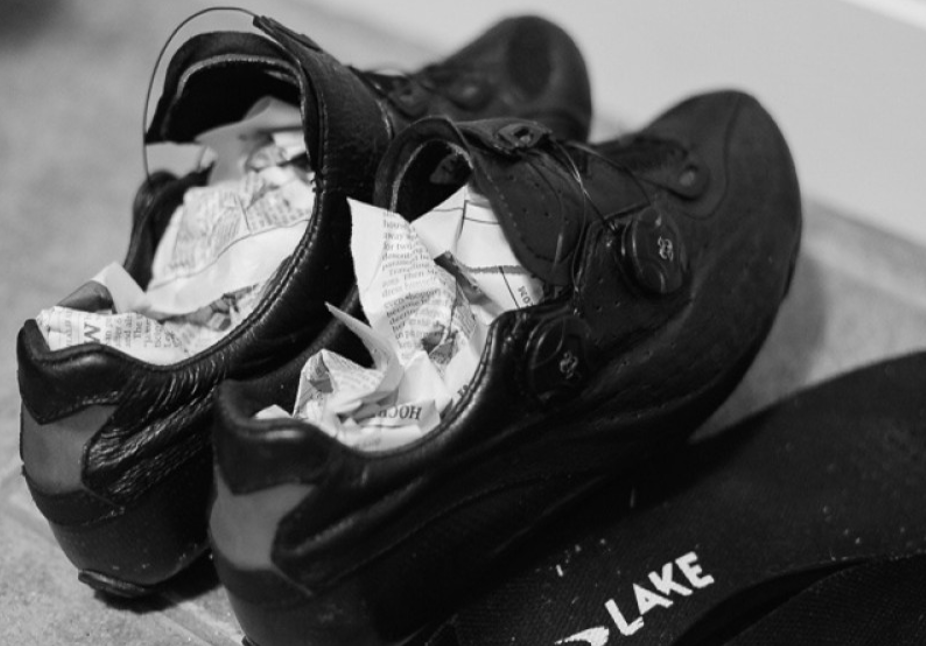 Dùng giấy báo hút ẩm trong giày