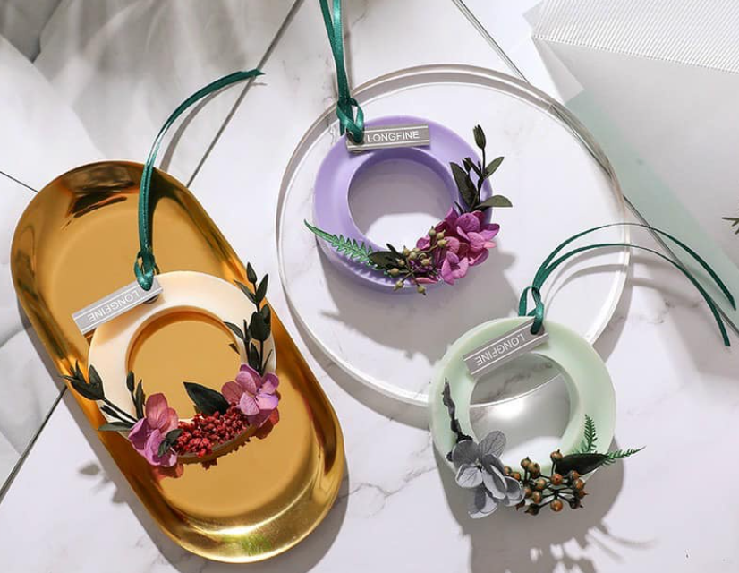 Dùng xịt thơm, sáp thơm để khử mùi hôi tủ quần áo