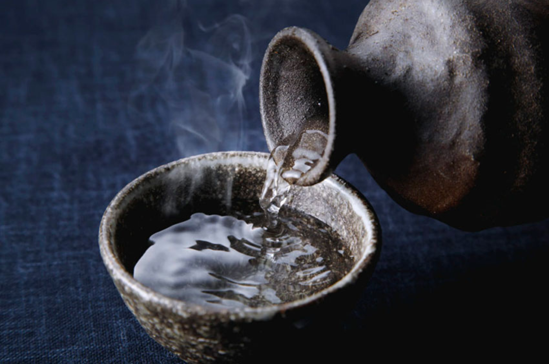 Cách khử mùi ẩm mốc trên nệm bằng nước ấm và rượu