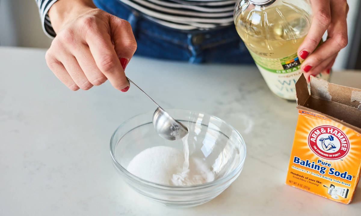 Dùng soda và giấm để ngăn mùi ẩm mốc trên nệm 