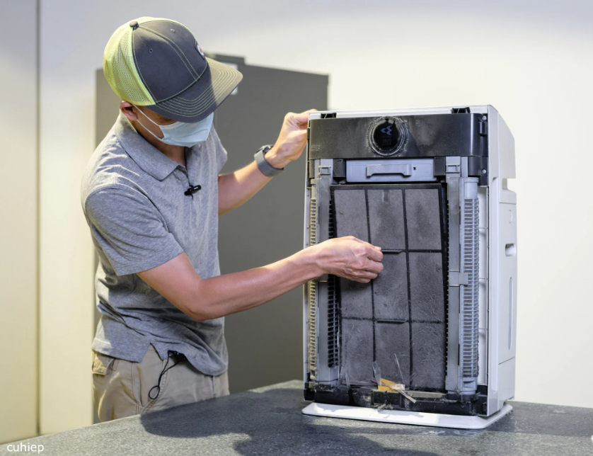 Vệ sinh màng lọc máy hút ẩm mỗi tháng