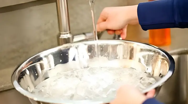 Đặt chậu nước sạch trong phòng để tạo độ ẩm trong phòng khi bật điều hòa