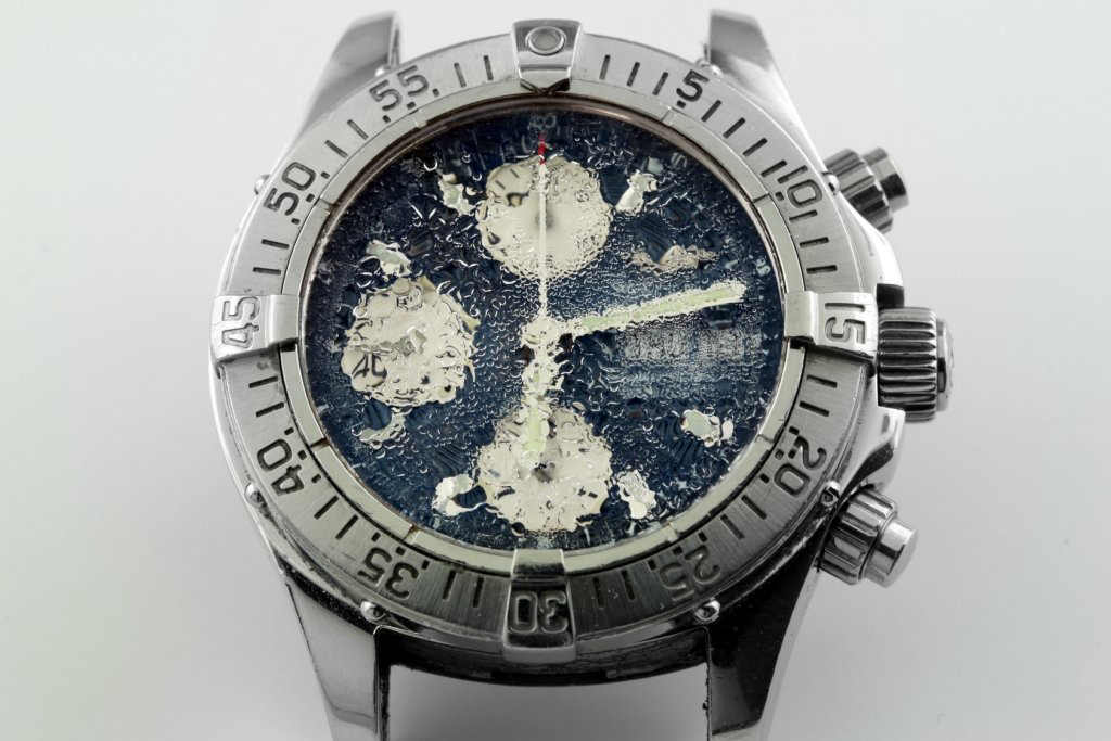 Dấu hiệu đồng hồ bị vào nước