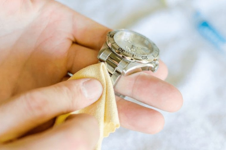 Dùng khăn giấy hay vải mềm để lau nước phía trong đồng hồ