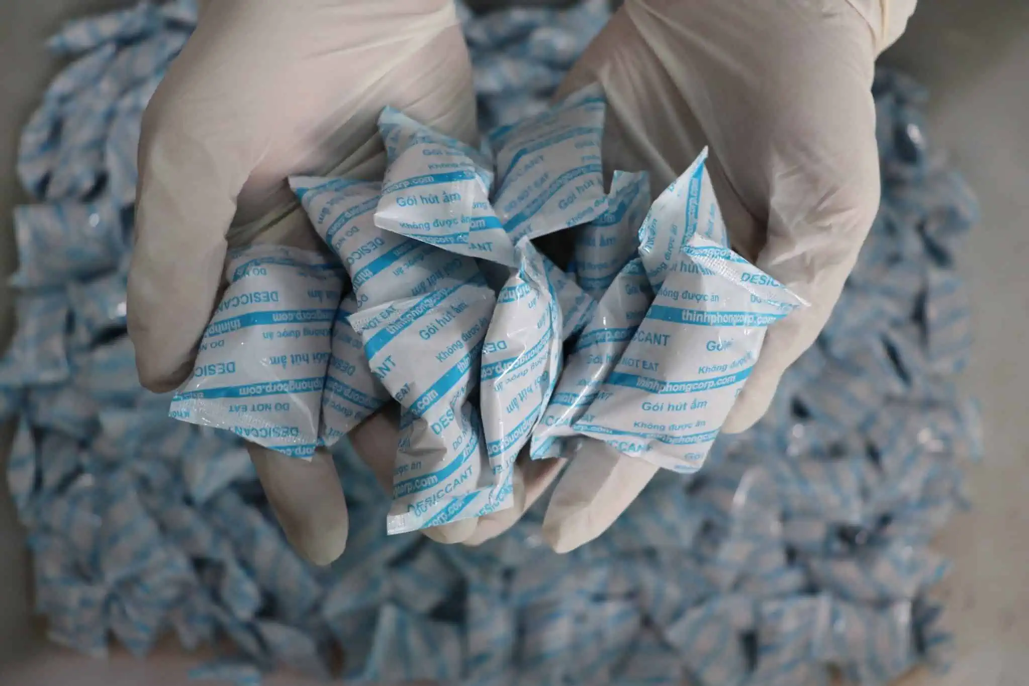 Một số lưu ý khi sử dụng gói chống ẩm trong bánh gạo cần biết