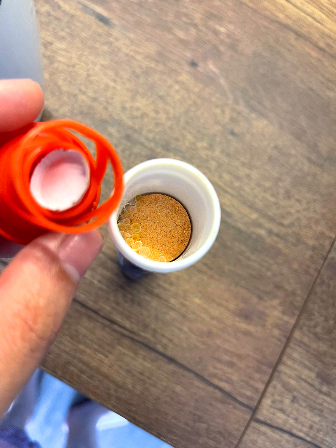 Hạt chống ẩm trong C sủi có hại không