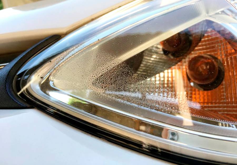 Dùng gói hút ẩm cho đèn ô tô