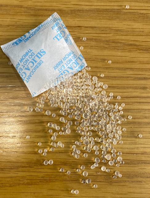 Sử dụng gói hút ẩm