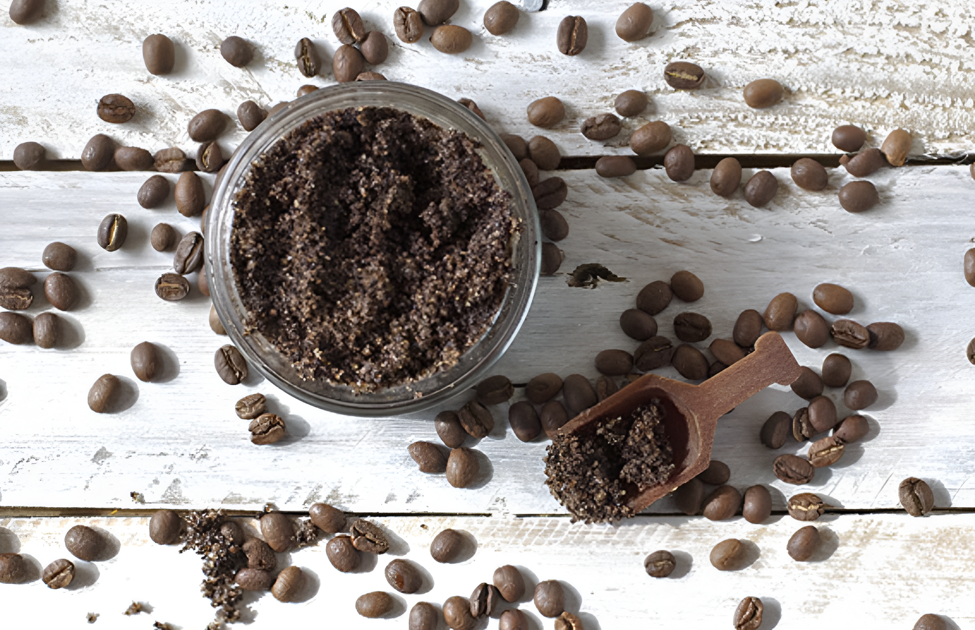 Dùng than củi hoặc bã cà phê