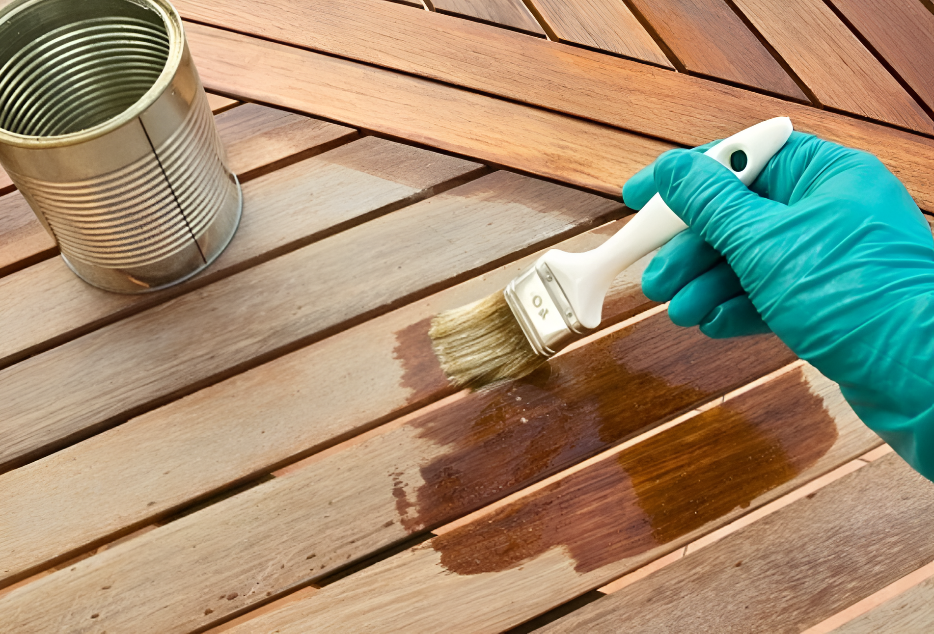 Đánh bóng và sơn lại bề mặt tủ bếp gỗ bị mốc