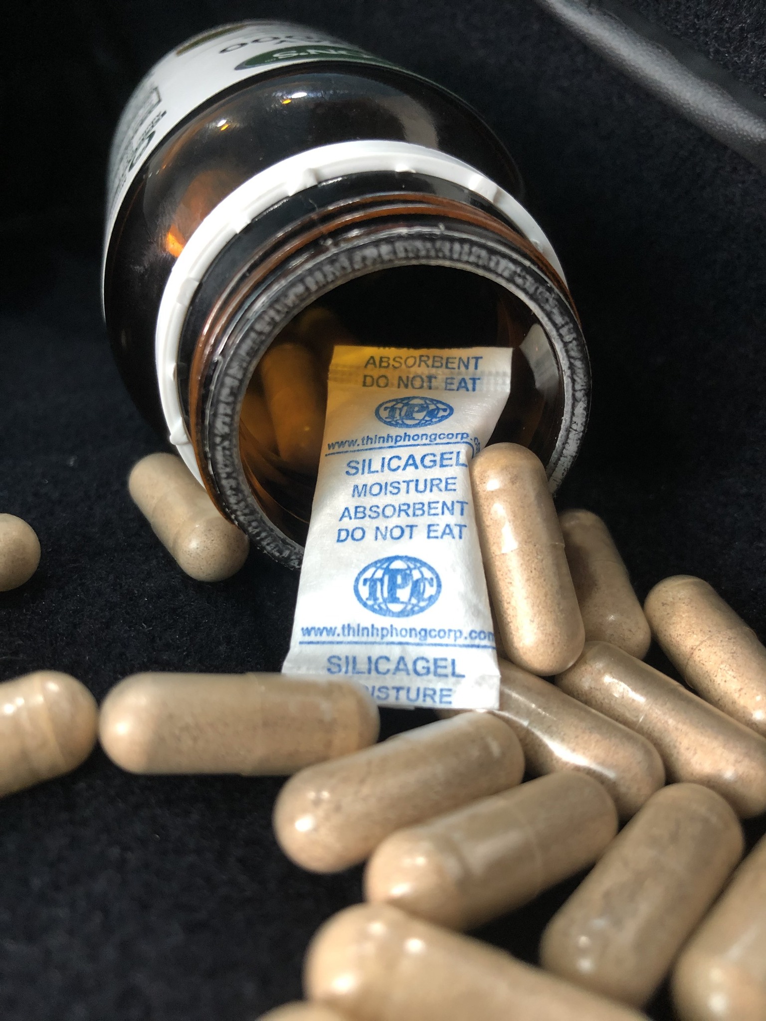 Dùng gói hút ẩm chuyên dụng