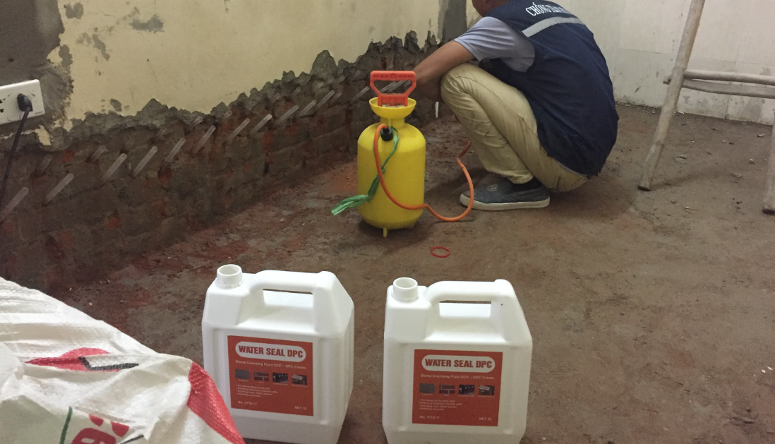 Sử dụng bằng dung dịch Water Seal DPC